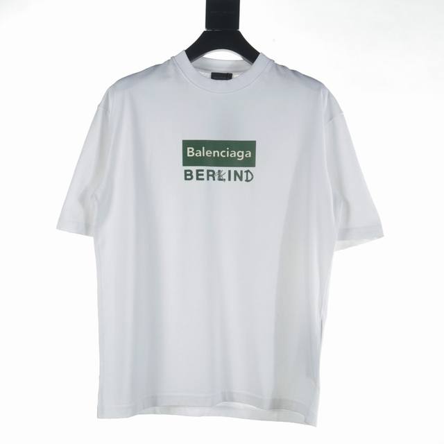 Balenciaga 巴黎世家blcg X Berkind 绿色方盒子字母印花短袖t恤 爆款推荐 醒目的绿色方盒子搭配最新be Kind英文印花 给人耳目一新的